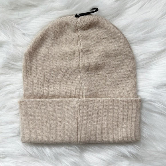 SOLD - Unisex Levi’s Leather Logo Patch Beanie - Picture 3 of 6